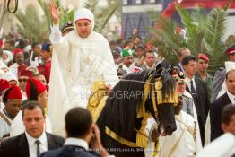 Image du Maroc Professionnelle de  Le Roi Mohammed VI assis sur un cheval quitte la mosquée Moulay Abdelaziz après avoir effectué la prière du vendredi 2 novembre 2001 à Laayoune.
Le Roi du Maroc entame une nouvelle visite historique dans les provinces du sud du Maroc comprenant Dakhla et Laayoune. (Photo / Abdeljalil Bounhar) 